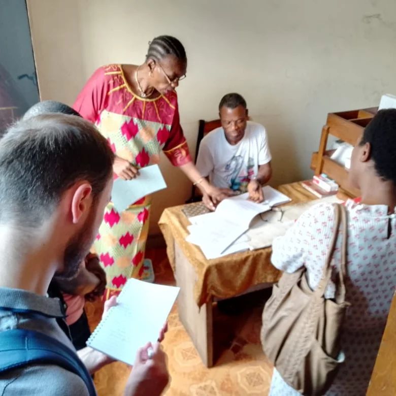 Nos partenaires en visite sur notre travail sur terrain dans un poste de distribution des ARV (PODI) à Kinshasa.